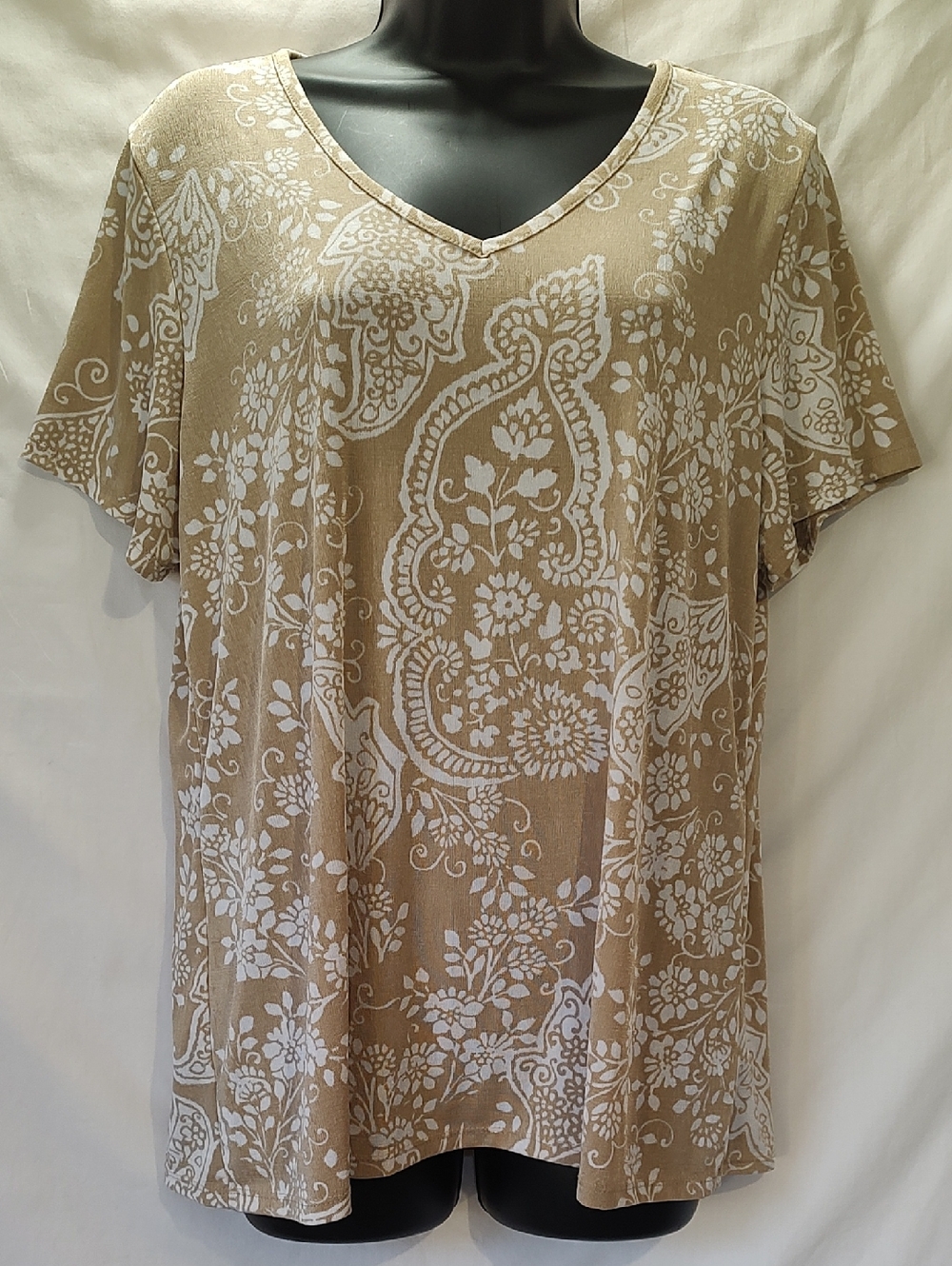 Jaclyn Smith Taupe and White V-Neck Short Sleeve Top